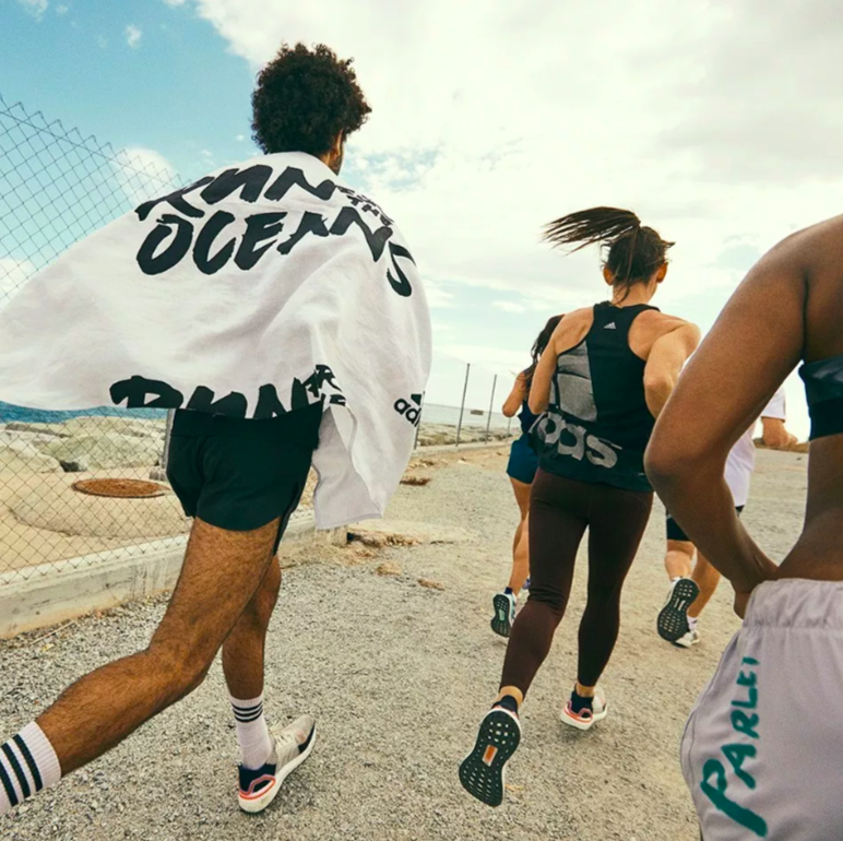 Adidas quiere vender m s tenis hechos con pl stico del mar y que